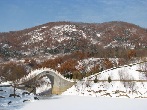 冰城哈爾濱、童話雪鄉、朝鮮民俗村、亞布力孔雀園、激情滑雪雙飛5日游